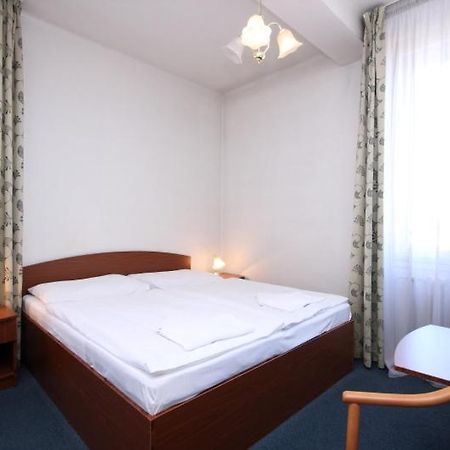 براغ Hotel Legie Bed And Breakfast المظهر الخارجي الصورة
